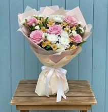 Букет цветов из:  Гвоздики, Орхидеи и Розы в Урвани