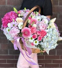 Цветочная композиция из Розы, Хризантемы, Пионы и Лизиантусы в корзине в Урвани