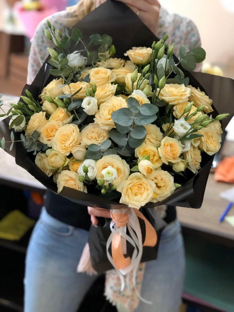 Букет цветов из: Розы и Лизиантусы в Урвани