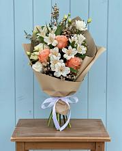 Букет цветов из:  Альстромерии, Лизиантусы, Розы и Хризантемы в Урвани