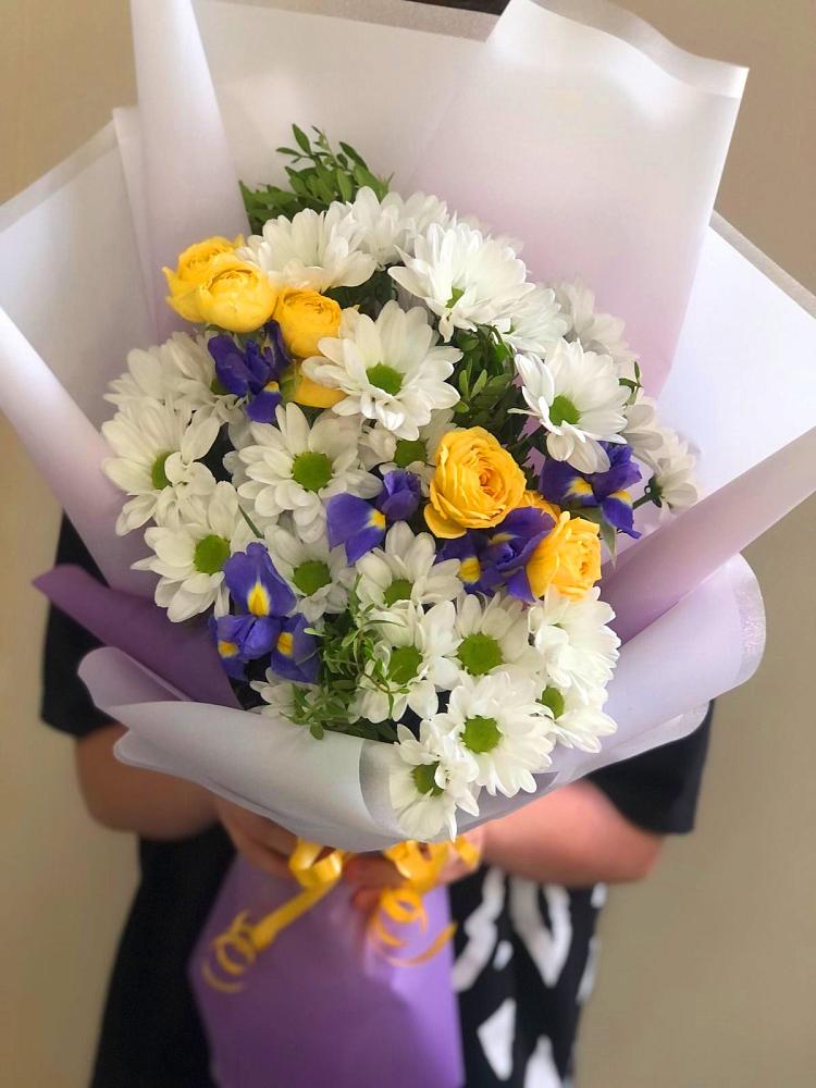 Букет цветов из: Ирисы, Хризантемы и Розы в Урвани