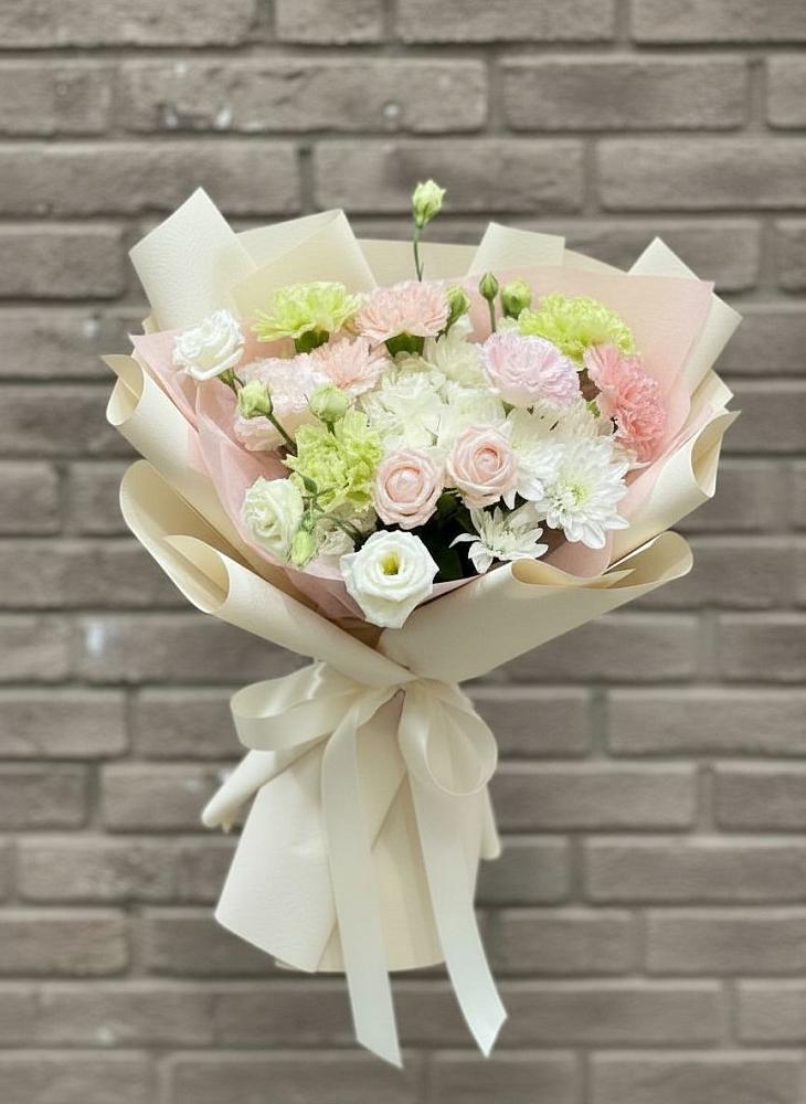 Букет цветов из: Гвоздики, Розы, Лизиантусы и Хризантемы в Урвани