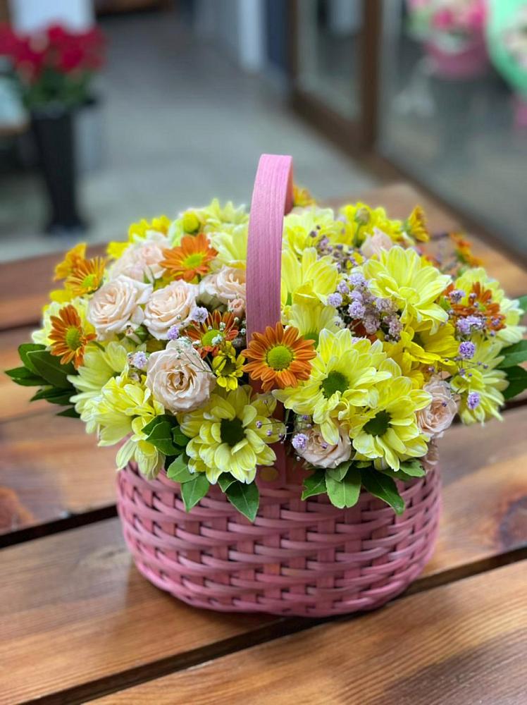 Цветочная композиция из Хризантемы и Розы в корзине в Урвани