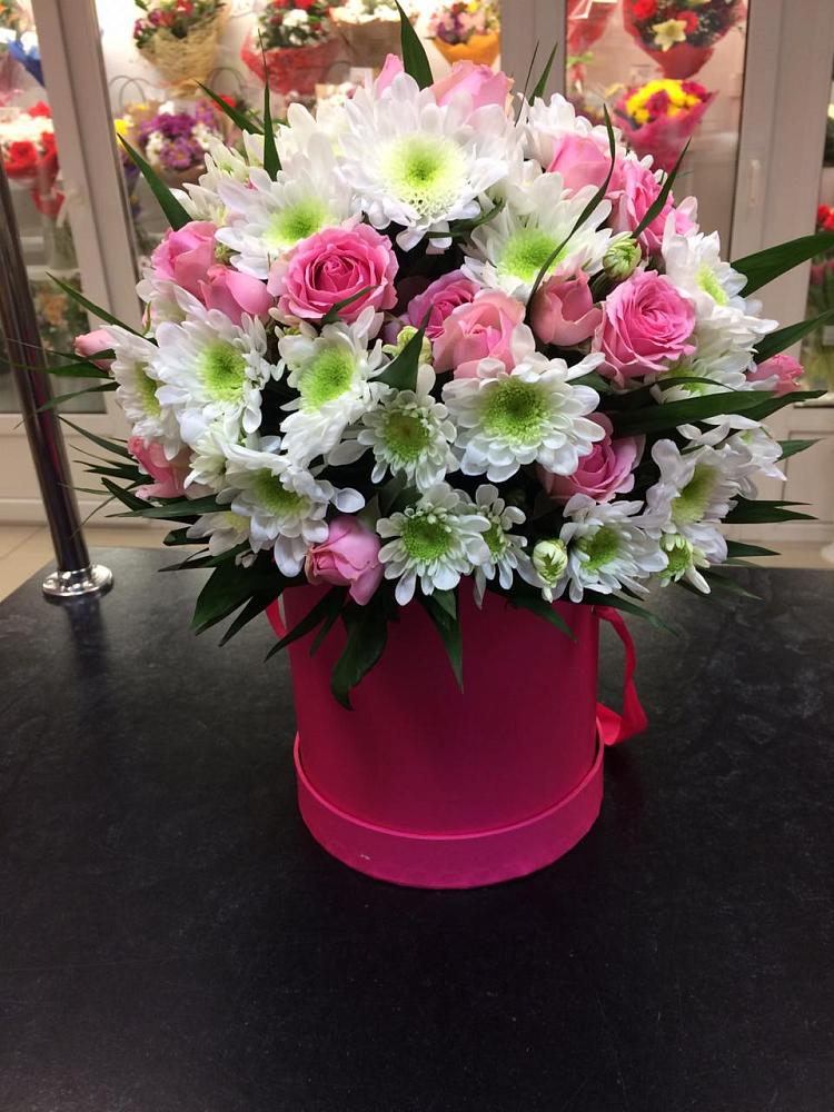 Цветочная композиция из Розы и Хризантемы в шляпной коробке в Урвани