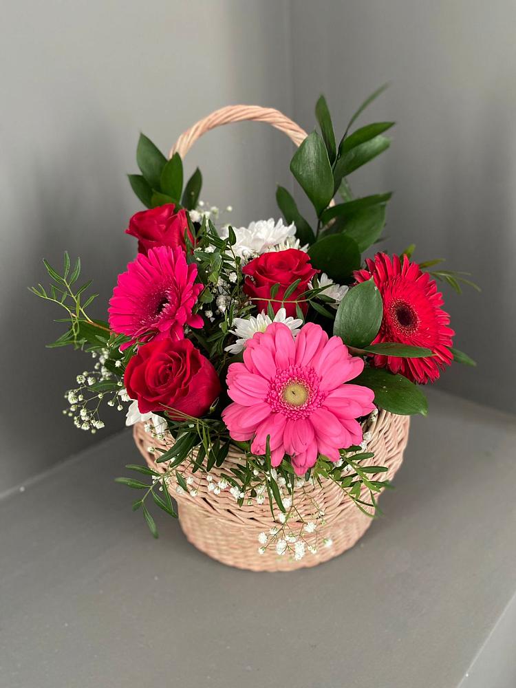 Цветочная композиция из Розы, Хризантемы и Герберы в корзине в Урвани