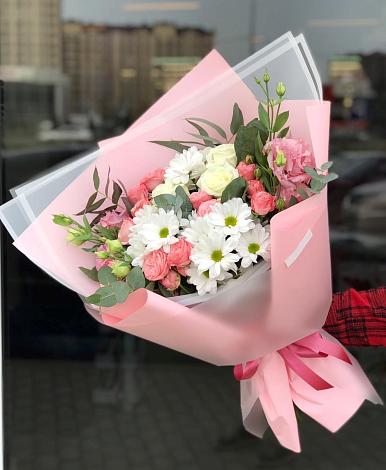 Букет цветов из: Розы, Лизиантусы и Хризантемы в Урвани