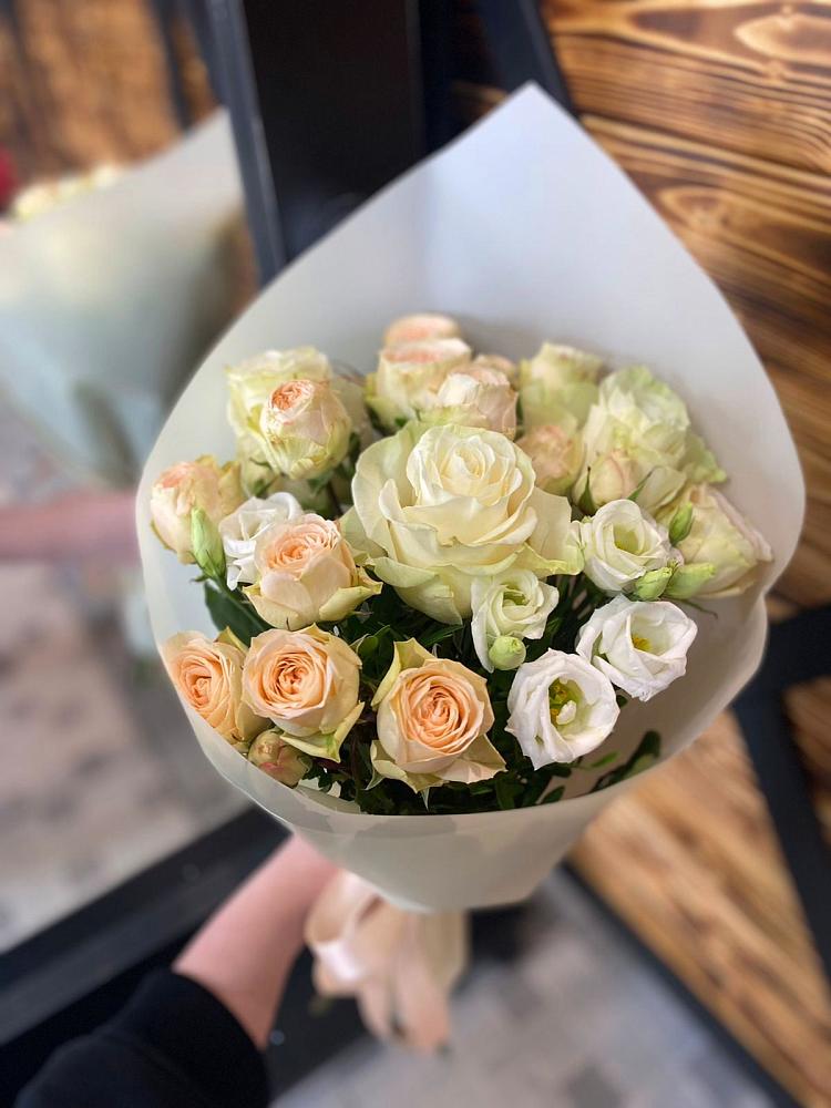 Букет цветов из: Розы и Лизиантусы в Урвани